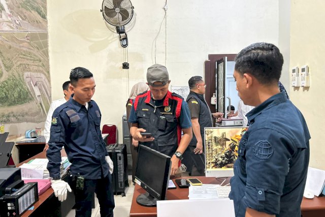 Kejaksaan Tinggi Sulsel Dipimpin langsung Aspidsus, Geledah Kantor Gubernur Sulsel, Menyangkut Kasus pengadaan Bibit Nanas