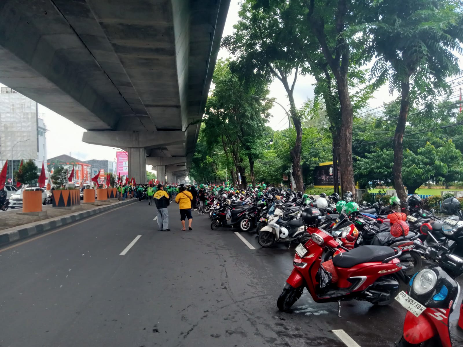 Aksi demo Ojol Makassar Menutup Jalan AP. Pettarani