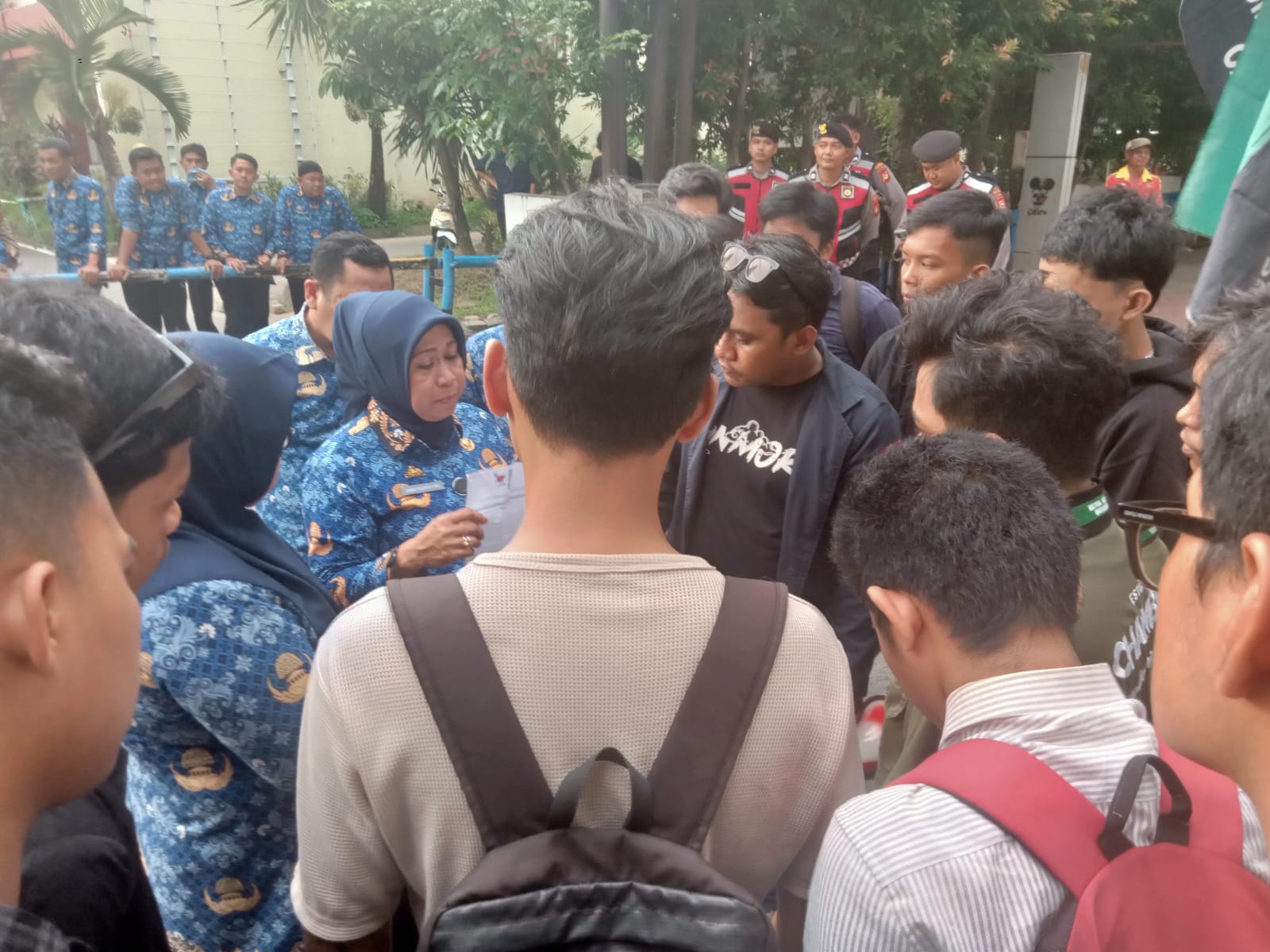 mahasiswa Universitas Bosowa menggelar demonstrasi di depan kantor DPRD Propinsi Sulawesi Selatan (Sulsel)