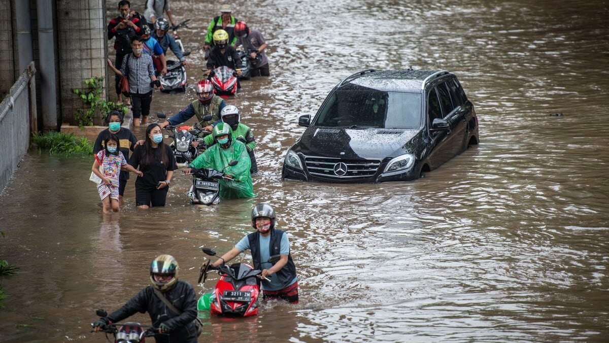 Banjir Jakarta Meluas Akibat Hujan Ekstrem, Waduk Pluit Berstatus Bahaya, Aktivitas Warga Lumpuh di Puluhan Titik