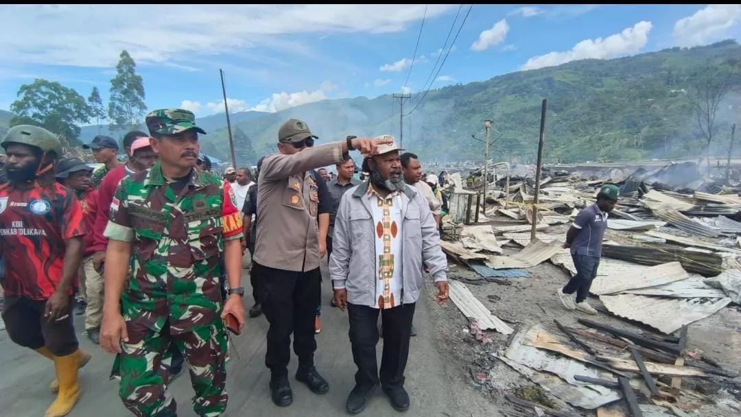 Satgas Pamtas Yonif 511/DY Bergerak Cepat Salurkan Bantuan Makanan untuk Korban Kebakaran Tolikara