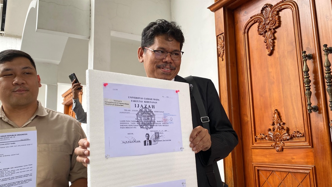 Menang Sengketa, Bonatua Tunjukkan Salinan Ijazah Jokowi dari KPU RI ke Publik