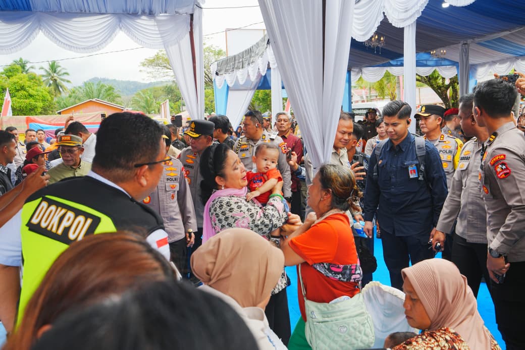 Kapolri dan Ketua Komisi IV DPR Tinjau Huntara Korban Bencana di Tapanuli Tengah