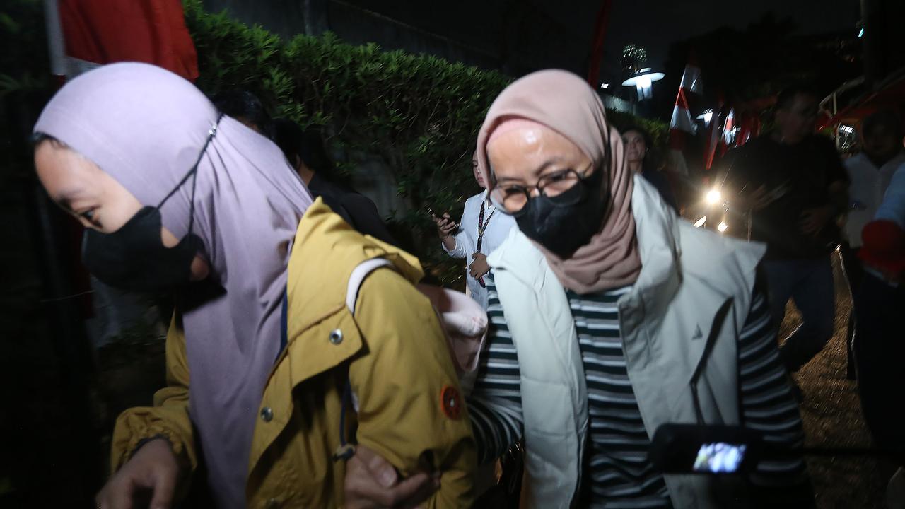 Istri Bupati Pemalang ikut tiba di KPK bersama rombongan hasil OTT