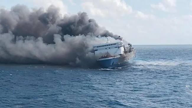 Korban selamat kebakaran KM Mutiara Sentosa 2 dievakuasi ke Pelabuhan Tanjung Perak