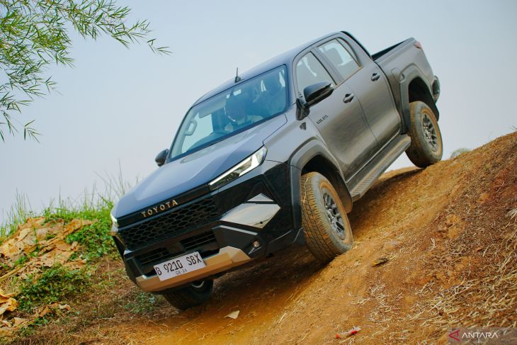 Toyota Hilux Double Cabin terbaru hadir dengan desain "Cyber Sumo", tampil lebih modern dan tangguh