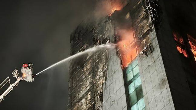 kebakaran hebat melanda gedung bapenda dki, api menjalar hingga lantai 16