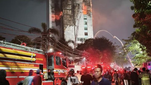 titik awal kebakaran gedung bapenda dki diduga dari lantai 11 yang sedang direnovasi