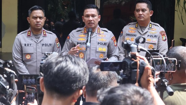 sosok pemilik nyaris seribu senjata di sekolah jaksel terungkap, polisi masih dalami asal dan peruntukannya