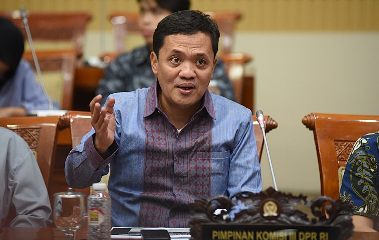 komisi iii dpr desak polisi usut tuntas temuan 995 senjata di sekolah