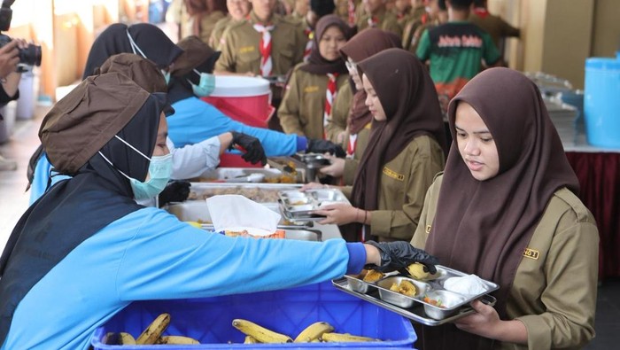 BGN Uji Coba Sistem Prasmanan untuk Program MBG, Makanan Disajikan Hangat di Kelas